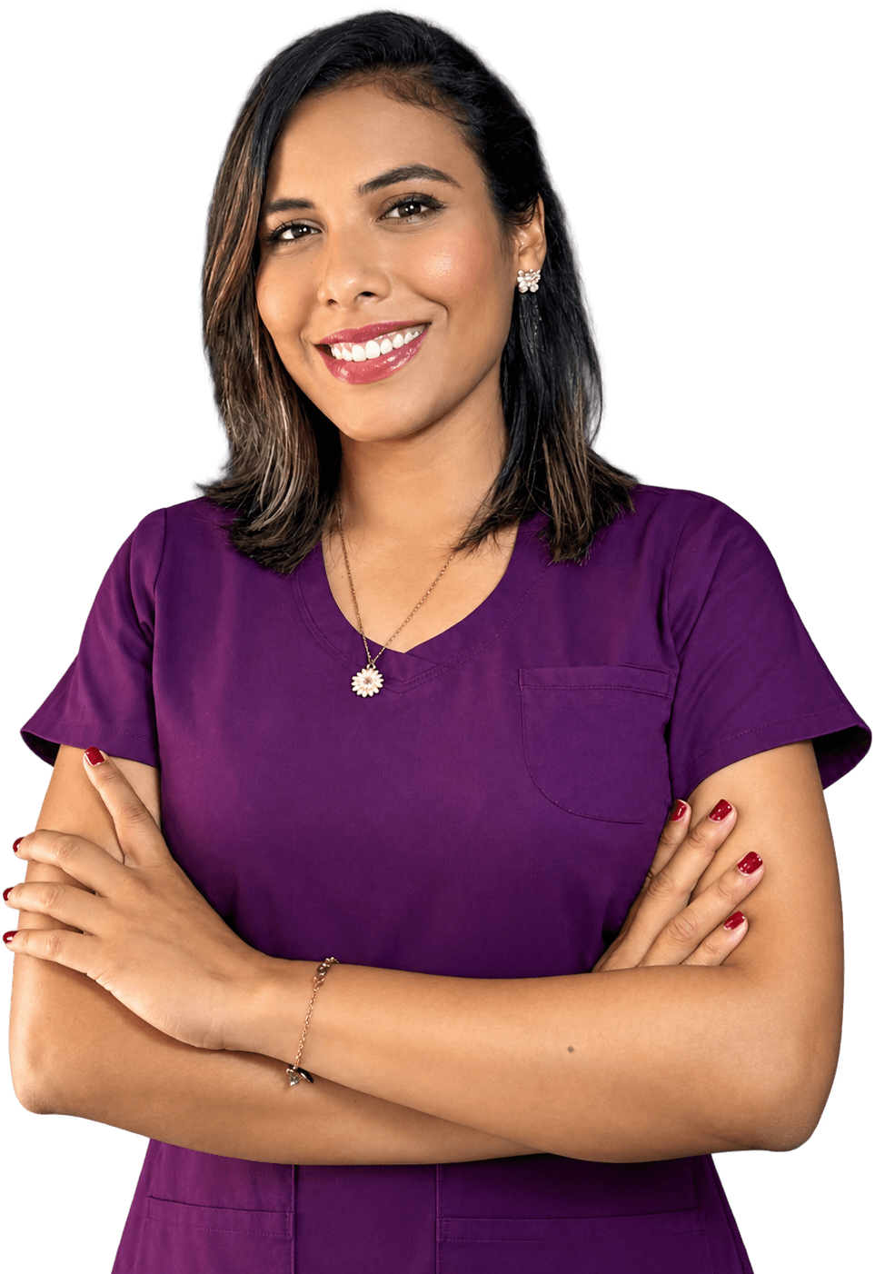 Médico Veterinario Estefanía Porras, sonriente y de brazos cruzados, con su uniforme de consulta